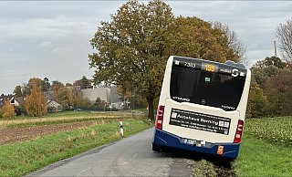 Auf der Deliusstraße ging für diesen Gelenkbus nichts mehr. Zu tief waren seine Reifen rechts im Grünstreifen versunken. - Stefan Becker
