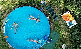 Der eigene Pool im Garten - für viele eine gute Abkühlung bei den heißen Temperaturen. Doch das Befüllen - aus dem benachbarten Fluss oder der Pumpe im Garten - kann zu Schwierigkeiten führen, wenn das Wasser langsam knapp wird. - dpa/Patrick Pleul