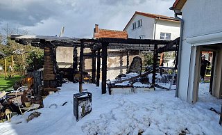 Ein Feuer hat in Bünde ein Auto sowie ein Carport zerstört. Die Flammen greifen auch auf ein Wohnhaus über. - Feuerwehr/Michael Fliegert
