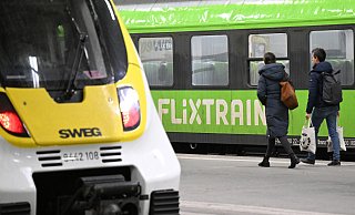Weil die Waggons des Anbieters „Flixtrain“ in Bielefeld schon allesamt besetzt sind, darf eine Stukenbrockerin ihre Reise nicht antreten. Obwohl sie ein gültiges Ticket mit Sitzplatzreservierung hat. - Symbolbild/dpa