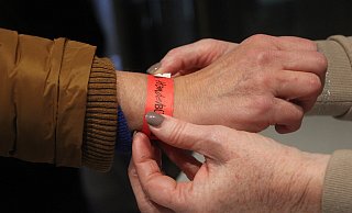 Wer geimpft oder genesen ist, bekommt auf Wunsch das rote Bändchen. - Florian Weyand