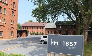 Das Mühlenwerk erstreckt sich über mehrere Häuser. Im äußeren Bereich der Wurstbraterei haben nun noch Unbekannte die Sitzgarnitur beschädigt. - Dirk Windmöller