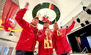 Echte Karnevalisten tanzen auch im leeren Saal auf den Tischen: Delbrücks Eintracht-Vorsitzender Peter Josephs (Mitte) sowie die Zug-Verantwortlichen Johannes Westerhorstmann (l.) und Josef Donhof sind voller Vorfreude auf die jecken Tage. - Jens Reddeker