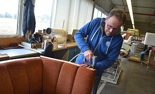 Uwe Wolter ist seit 36 Jahren bei Wemafa. 1987 ist er mit seiner Ausbildung zum Polsterer ins Unternehmen gestartet. - Peter Heidbrink