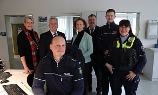 Gemeinsam in der Polizweiwache Bünde: Susanne Rutenkröger (v. l.), Jürgen Müller, Maren Banzhaff, Bernd Kröger, Nico Bläute und Silvia Brandt. Am Schreibtisch der Wache sitzt Ingo Wenge. - Shannon-Lee Bendig