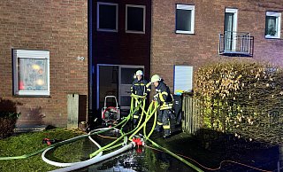Die Feuerwehr musste einen Brand in einem Mehrfamilienhaus löschen. Ein 57-jähriger Bewohner musste aus der Wohnung gerettet werden. - Thorsten Heß