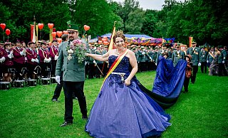 Die beiden Majestäten Dirk Scholl und Jana Mirk ernten 2019 auf dem Schützenplatz reichlich Beifall. In wenigen Tagen stehen sie mit reichlich Verspätung wieder im Mittelpunkt. - Besim Mazhiqi