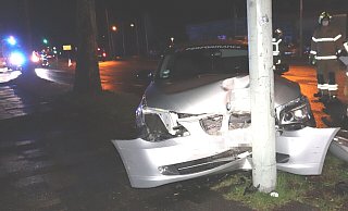 Der BMW ist frontal gegen den Laternenmast geprallt. - Polizei Paderborn