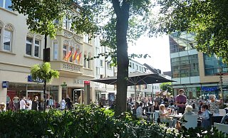 Libori light lockt viele Menschen in die City. In den Fußgängerzonen wird flaniert, die Tische von Eiscafés und Restaurants sind belegt. - Sabine Kauke