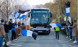 43 Busse gehören zur Flotte des Harsewinkeler Unternehmens Bröskamp. Der Sitzabstand ist extrem groß, es gibt elektrisch verstellbare Beinauflagen und modernste Bildschirme, so dass die Spieler auf der Rückfahrt Fußball auf „Sky“ oder „Magenta TV“ schauen können. - Archiv/Andreas Zobe