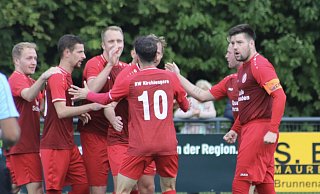 Der Torjäger hat erneut zugeschlagen: Die Spieler von RW Kirchlengern jubeln nach dem zwischenzeitlichen 3:0 durch Lennard Wüllner. - Florian Finke