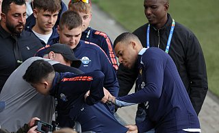 Fußball-Superstar Kylian Mbappé gibt einigen Fans beim öffentlichen Training in Paderborn Autogramme. - Friso Gentsch/ dpa