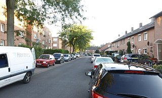 In gewachsenen Siedlungen wie hier an der Zunftstraße wird es für die Anwohner schon seit langem beim Parken eng. Künftig soll eine Stellplatzsatzung in neuen Baugebieten pro Wohneinheit mehr als den bisher geforderten einen Parkplatz ausweisen. - Burkhard Hoeltzenbein