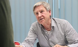 Lothar Ibrügger lehnt den Neubau einer Schienenstrecke für Sprinter-Züge durch Ostwestfalen-Lippe ab. Das Foto ist bei einem Redaktionsbesuch vor der Coronakrise im April 2019 entstanden. - Ulf Hanke