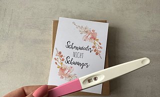 Für werdende Mütter gibt es Meilensteinkarten. Für diejenigen, die es nicht werden können, nicht. Clara ist selbstständige Grafikerin und hat für diese Situation eine Karte gestaltet. - Privat