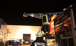 Ob Brände, wie hier in einem Höxteraner Autohaus am 9. Januar vergangenen Jahres oder Unfälle wie nur wenige Stunden später auf der K 46 bei Lüchtringen - der Löschzug Höxter hatte 2023 sehr viel zu tun. - David Schellenberg