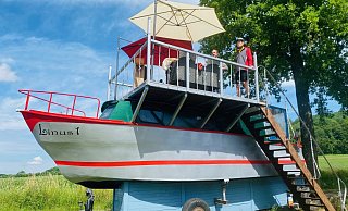 Ein sehr interessantes Konstrukt ist das Sonnenboot der Familie Jann. Von der gut vier Meter hohen Aussichtsfläche kann man weit ins Münsterland sehen. - Herbert Gontek Ein sehr interessantes Konstrukt ist das Sonnenboot der Familie Jann. Von der gut vier Meter hohen Aussichtsfläche kann man weit ins Münsterland sehen. - Herbert Gontek