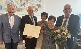 Der stellvertretende Bürgermeister Dietrich Honervogt (v. l.), Landrat Christoph Rüther sowie Rita Sophia Schlenger mit Tochter Christina und Ehemann Reinhold Schlenger bei der Ehrung. Das Ehepaar Schlenger betrieb bis vor eineinhalb Jahren ein Geschäft für Schmuck und Uhrmacherei am Marktplatz. - Kreis Paderborn