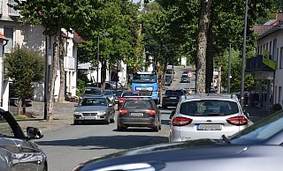 Auf der Mittelstraße in Bad Wünnenberg ist selbst in der Woche viel los. An den Straßenrändern wird geparkt und wenn Begegnungsverkehr ist, wird es eng. - Brigitta Wieskotten