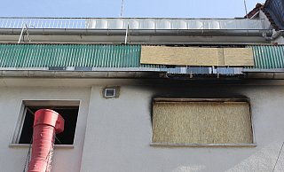 Arbeiter räumen die Brand-Wohnung im zweiten Stockwerk des Hohenzollernhofes in der Viktoriastraße aus. - Ulf Hanke