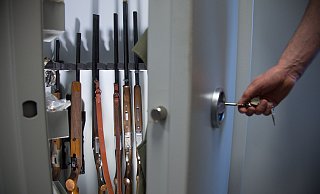 Wer Waffen besitzen darf, muss sie dennoch wegschließen und darf sie nicht zusammen mit der Munition aufbewahren. Bei einem Bielefelder Jäger war das nicht erkennbar. - Symbolfoto: Friso Gentsch / dpa