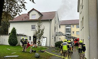 Beim Brand einer Doppelhaushälfte in Paderborn sind zwei Personen verletzt worden. Ein Mensch rettete sich mit einem Sprung aus der ersten Etage vor dem Feuer. - Ralph Meyer