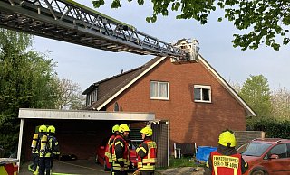 Teenager reagiert vorbildlich: Als der Rauchmelder in ihrem Kinderzimmer losging schaute sie kurz nach, schloss beim Anblick des Brandes sofort die Tür und verließ die Doppelhaushälfte, um gleich darauf die Feuerwehr zu alarmieren. - Feuerwehr Enger