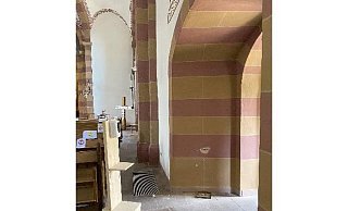In dem Eingangsbereich blieb nach dem Diebstahl ein deutliches Loch in der Fassade. - Polizei