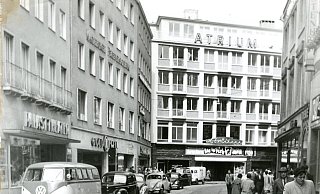 Im Jahr 1955 gehörte die Niedernstraße als Durchgangsstraße noch fest den Autos. Foto: Möller/Stadtarchiv Bielefeld - Stadtarchiv Bielefeld