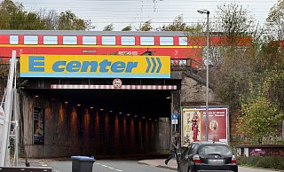 Auf der Sophienstraße muss eine Spezialfirma ausgelaufenes Benzin abstreuen. - Frank-Michael Kiel-Steinkamp