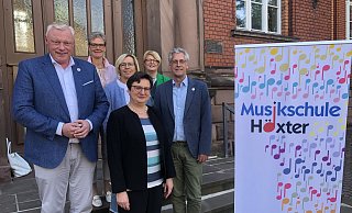 Freuen sich auf die neue Zusammenarbeit: Bürgermeister Daniel Hartmann (v.l.), Abteilungsleiterin Brigitte Husemann, Vorstandsvorsitzende Maria Franke, die neue Leiterin der Musikschule Klaudia Knapp, Vorstandsmitglied Karin Remmert und Schuldezernent Stefan Fellmann. - Felix Schwien