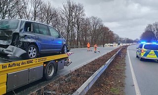 Die Fahrbahn wird nach dem Unfall gereinigt. - Sebastian Radermacher