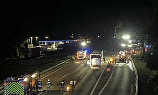 Ein Lkw kollidiert an der A2 in Gütersloh beim Abfahren von ein Rastplatz erst mit der Leitplanke. Als er nach der Unfallaufnahme weiterfahren will, bemerkt er einen Brand. - Thorsten Heß