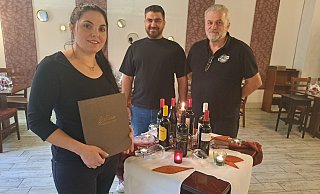 Stella Apostoledis (v. l.) und ihr Mann Tasios Evagelos schlagen mit Unterstützung des bisherigen Chefs Theo Ioannidis ein neues Kapitel auf. - Silke Derkum-Homburg