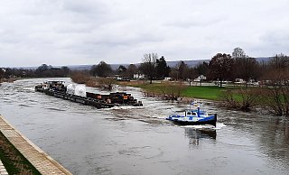 Kraftpaket: Gemeinsam mit einem Schlepper schiebt das Schubschiff den Transformator die Weser hinauf. - David Schellenberg