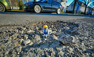 Fast 600 Schlaglöcher nach dem Winter hat das Amt für Verkehr gezählt. Das soll jetzt für einige Bielefelder Strecken Folgen haben. - Foto: Andreas Zobe/NW