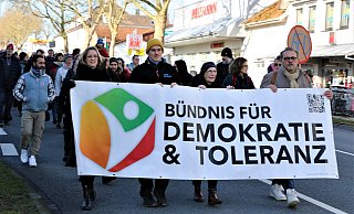 Zwei Sprecher des Bündnisses für Demokratie und Toleranz im Kreis Höxter, Ricardo Blaszczyk (vorn, r.) und Nora Wieners (l.), bei der Demo in Warburg. - Simone Flörke Zwei Sprecher des Bündnisses für Demokratie und Toleranz im Kreis Höxter, Ricardo Blaszczyk (vorn, r.) und Nora Wieners (l.), bei der Demo in Warburg. - Simone Flörke
