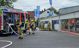 Die Feuerwehr ist zu einem Einsatz in einem Getränkemarkt ausgerückt. - Marc Schröder