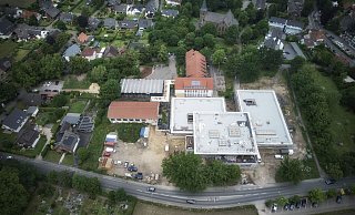 Der Neubau der Grundschule Edinghausen wurde zum Start des neuen Schuljahres zumindest teilweise in Betrieb genommen. Das Gebäude ist auf vier Klassen pro Jahrgang ausgelegt und kostet rund 23 Millionen Euro. - Thorsten Ulonska