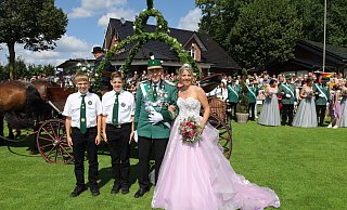 Die königliche Familie (v. l.) Moritz, Lukas, Michael und Silvia Kottmann beim Schützenfest in Delbrück-Ostenland. - Regina Brucksch