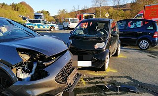 Zwei Menschen wurden bei der Kollision auf der B 64 verletzt. - Burkhard Battran