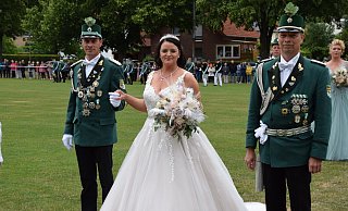 Das Königspaar Daniel und Diana Kalbhen zusammen mit ihrem Adjutanten Friedhelm Schmidt (v.l.). - Anja Ebner