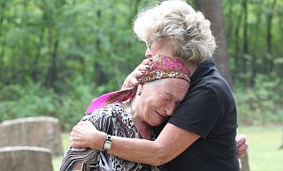 Jedes Jahr kommen zahlreiche Menschen nach Stukenbrock-Senne, um den Ort zu sehen, an dem ihre Angehörigen verscharrt worden sind. So wie Raissa Demjanowa, die vor Jahren 3.800 Kilometer zurückgelegt hat, um das Grab ihres Vaters zu sehen. - BIELEFELD
