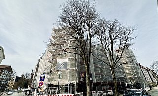 Die Brandruine des Golden Tulip Hotels ist seit dem Sommer 2022 eingerüstet. - Stefan Becker