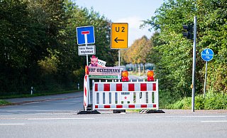 Weil sich Kunden irritiert zeigten, hat Hof Oevermann früh ein eigenes Schild an der Barke angebracht, dass die Zufahrt bis zum Hofladen an der Oberbauerschafter Straße frei ist. - Noah Wedel