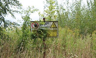 Ein Schild am Kiesteich Lindhöpen in Bierde weist auf das Betretungsverbot hin, das für das Abbaugebiet herrscht. MT-Foto: Oliver Plöger - Oliver Plöger