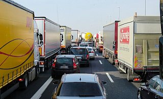 Während der Unfallaufnahme leiteten Autobahnpolizisten den Fahrzeugverkehr in Richtung Dortmund über den Standstreifen an der Unfallstelle vorbei. - Symbolfoto/Pixabay