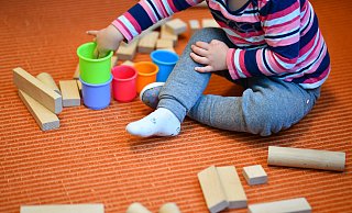 Den Kindertagesstätten geht das Geld aus, weil sich das Land aus der Verantwortung stiehlt. Bad Oeynhausen will die Finanzierungslücke aber nicht vollständig schließen. - Dpa