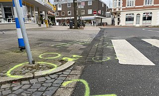 In der Kurve am Gänsemarkt in Lübbecke, wo die Niedertorstraße in die Ostertorstraße übergeht, wurden am Abend des 20. April 2023 zwei Polizisten bei einer Kontrolle verletzt. - Heike von Schulz