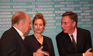 Landrat Christoph Rüther (v. l.) im Gespräch mit Europawahl-Kandidatin Verena Mertens und David McAllister. - Johannes Büttner Landrat Christoph Rüther (v. l.) im Gespräch mit Europawahl-Kandidatin Verena Mertens und David McAllister. - Johannes Büttner